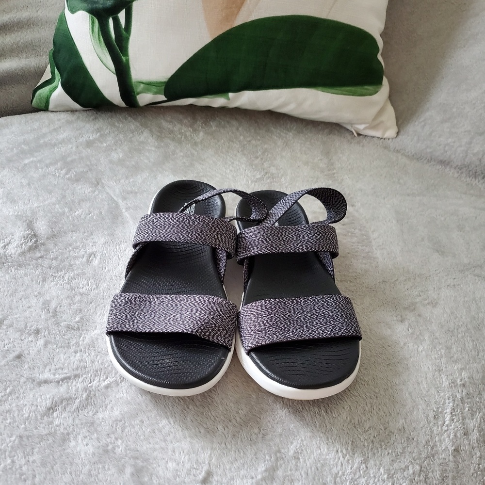 Skechers Goga Max Sandals Sz 8